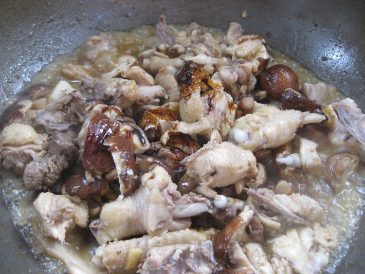 香菇焖土鸡步骤8