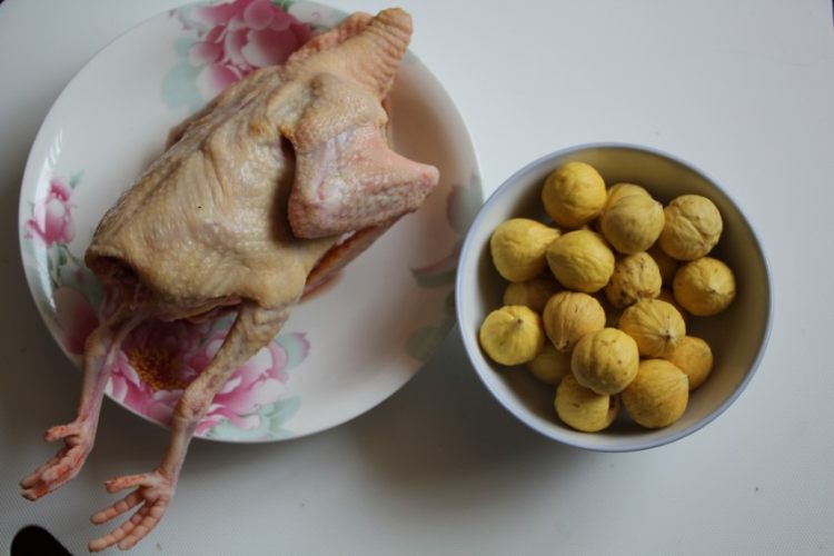 栗子鸽子煲步骤1