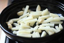 土豆闷鸡翅步骤5