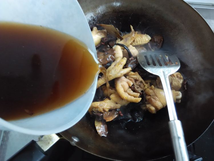 核桃仁榛蘑炖鸡步骤9