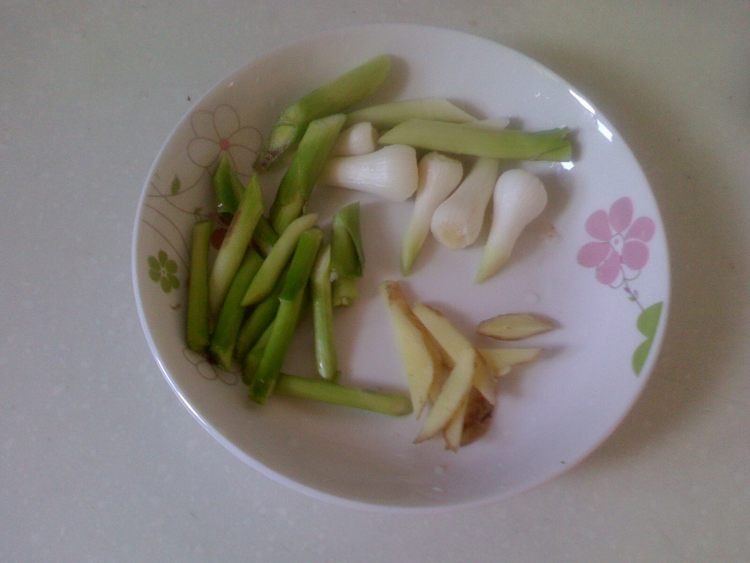 蒜香鸭块步骤1