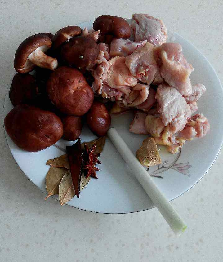 笨鸡香菇煲步骤1