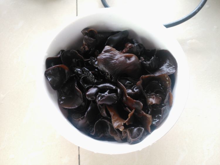黑木耳炒墨鱼步骤2