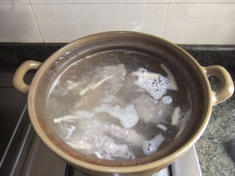 麦冬沙参猪骨汤步骤6