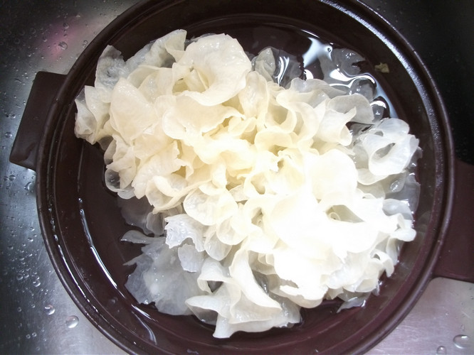 红枣莲子银耳羹步骤1