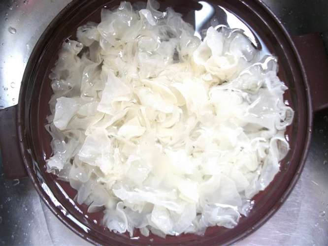 红枣莲子银耳羹步骤4