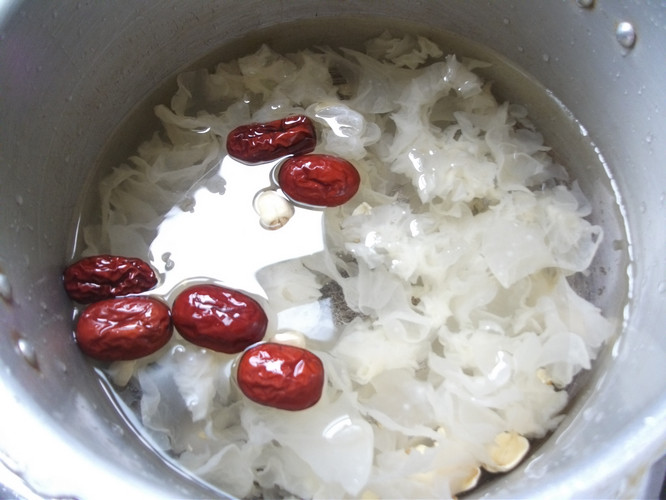 红枣莲子银耳羹步骤6