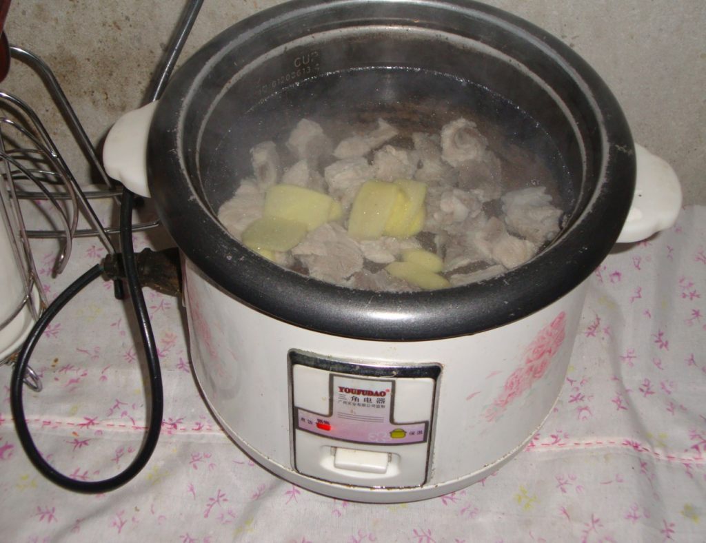 杞子冬瓜排骨汤煲步骤6
