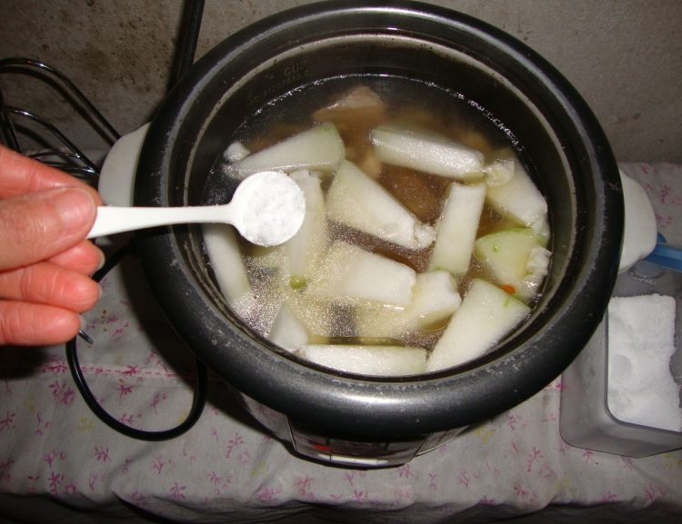 杞子冬瓜排骨汤煲步骤9
