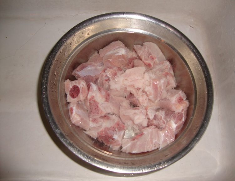 杞子冬瓜排骨汤煲步骤1