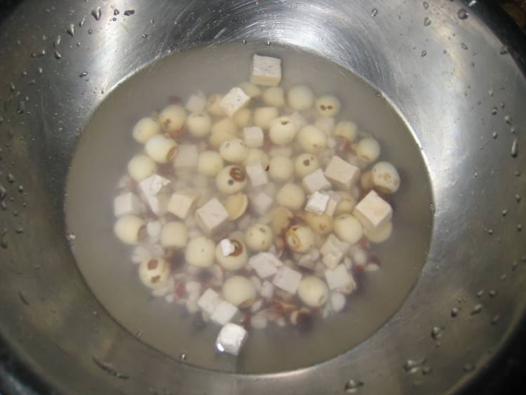 松茸银耳瘦肉汤步骤1