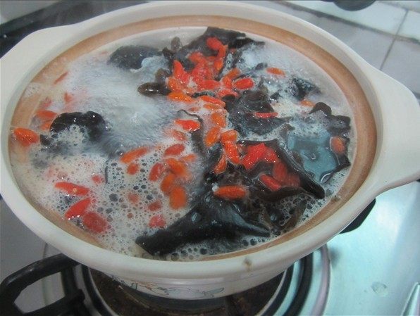 九肚鱼煲木耳杞子步骤6
