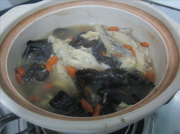 九肚鱼煲木耳杞子步骤7