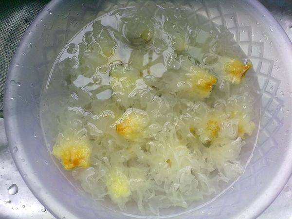 白莲银耳汤—夏日最爱步骤2