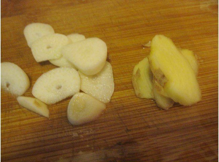 香菇银耳溜鸡腿肉步骤1