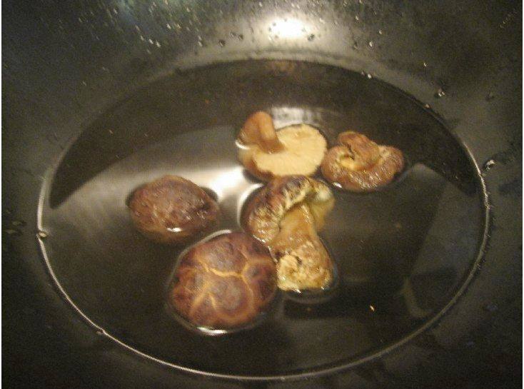 香菇银耳溜鸡腿肉步骤7