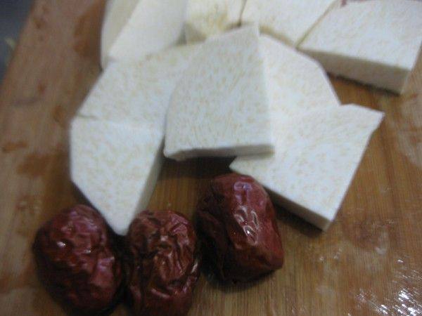 红枣芋头大骨煲步骤3