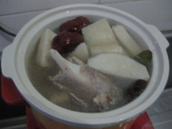 红枣芋头大骨煲步骤6