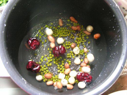 银耳莲子红枣绿豆粥步骤3