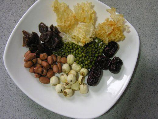 银耳莲子红枣绿豆粥步骤1