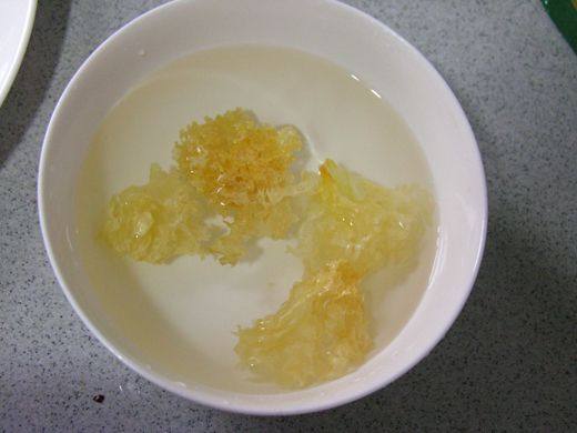 银耳莲子红枣绿豆粥步骤2