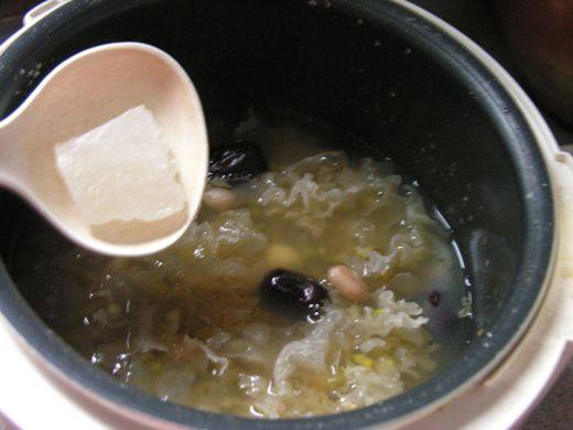 银耳莲子红枣绿豆粥步骤5