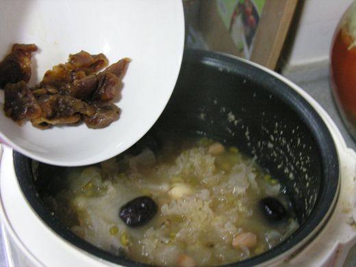 银耳莲子红枣绿豆粥步骤6