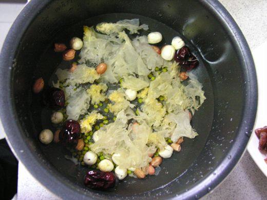 银耳莲子红枣绿豆粥步骤4