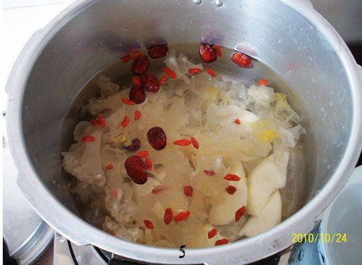 冰糖银耳雪梨汤步骤5