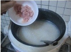 百合莲子瘦肉粥步骤5