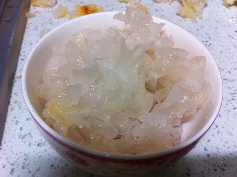 红豆血糯银耳羹步骤2