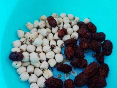 红枣莲子枸杞茶步骤1