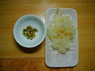 杞菊银耳羹步骤1