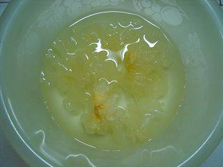 腐竹芡实银耳羹步骤2