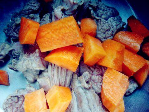 红萝卜当归炖牛肉步骤5