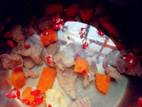红萝卜当归炖牛肉步骤8