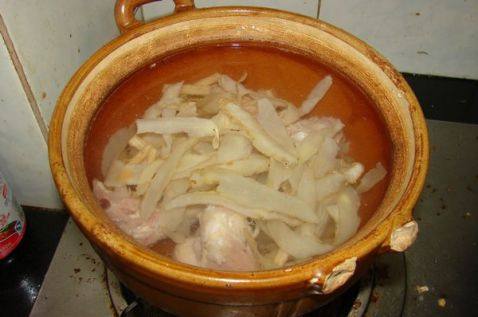 沙参玉竹鸡骨汤步骤3