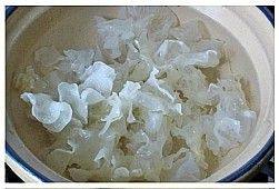 雪耳枸杞煲香梨步骤3