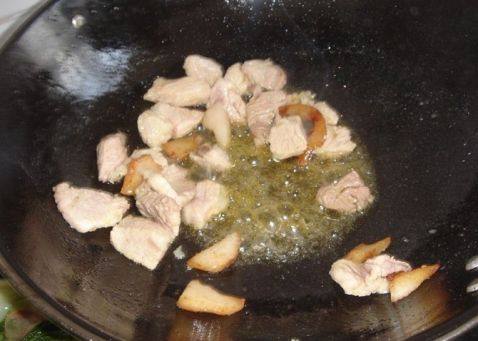 肉片炖银耳木耳步骤3
