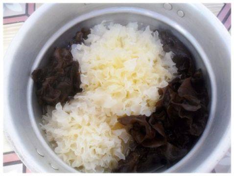 肉片炖银耳木耳步骤2