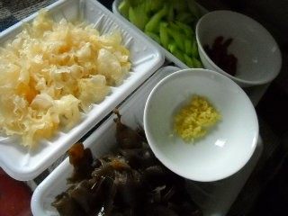银耳西芹枸杞子步骤2