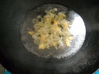 银耳西芹枸杞子步骤3