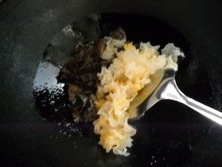 银耳西芹枸杞子步骤5