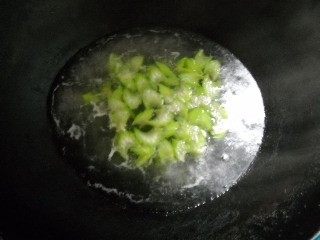 银耳西芹枸杞子步骤4