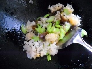银耳西芹枸杞子步骤7