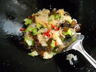 银耳西芹枸杞子步骤8
