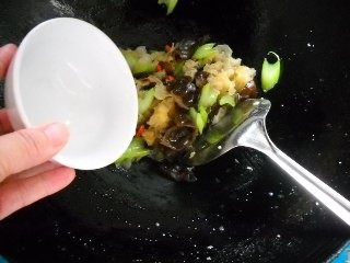 银耳西芹枸杞子步骤9