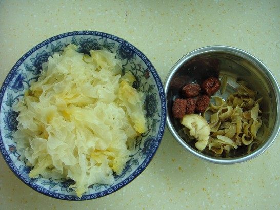 银耳百合猪骨汤步骤1