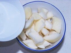 桂花雪梨糖水步骤2