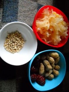 薏米花生银耳羹步骤1